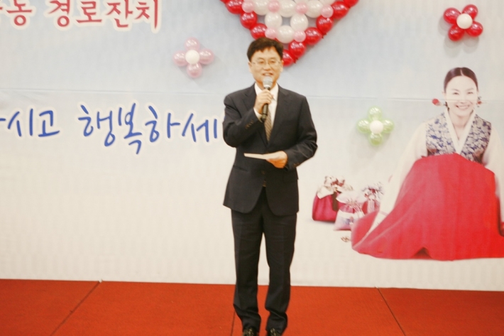 염태영 수원시장의 축하인사를 대신 전하고 있는 민효근 행궁동장