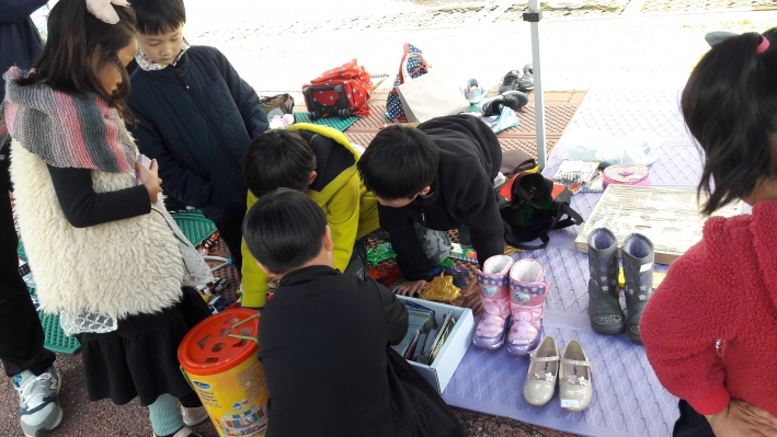 어린이들이 벼룩시장에 주인으로 소비자로 참여하며 즐거운 경제체험을 하고있다.