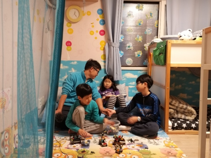  4아이중 3아이와 오전 공부를 하고 각자 독서를 하며 이야기 하고 있는 '푸른초장'의 가족모습