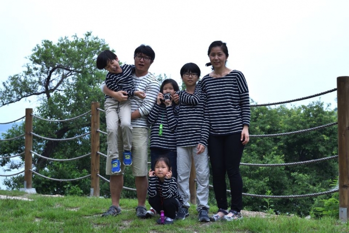 '아이와의 즐거운 속삭임'이라는 가족모임 후 단체 사진(다복한6 가족)