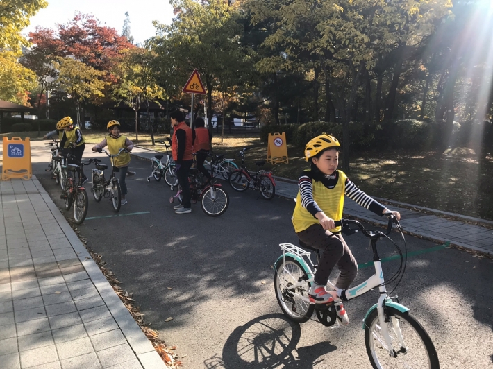 '어린이 자전거 안전면허 대회' 참가 학생이 자전거로 주행코스를 운행하고 있다.