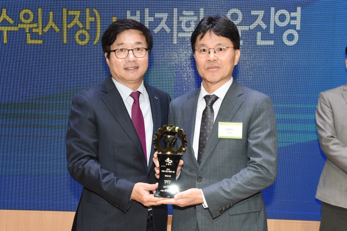 염태영 수원시장(왼쪽)이 '2018 수원시 중소기업인 大賞(대상)'에서 종합대상을 수상한 한기수 ㈜필옵틱스 대표(오른쪽)와 기념촬영을 하고 있다.