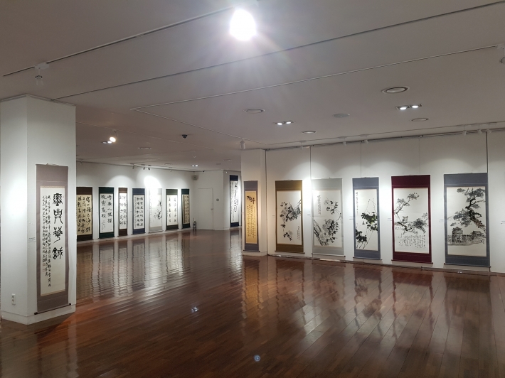 수원미술전시관, 182점의 작품이 전시되고 있다. 