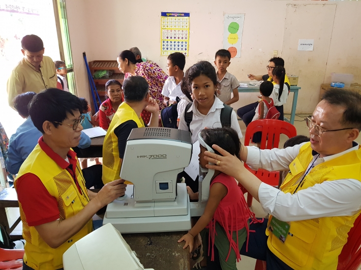 프놈끄라움 마을 청소년의 시력검사를 하고 있는 수원시 의료봉사단.