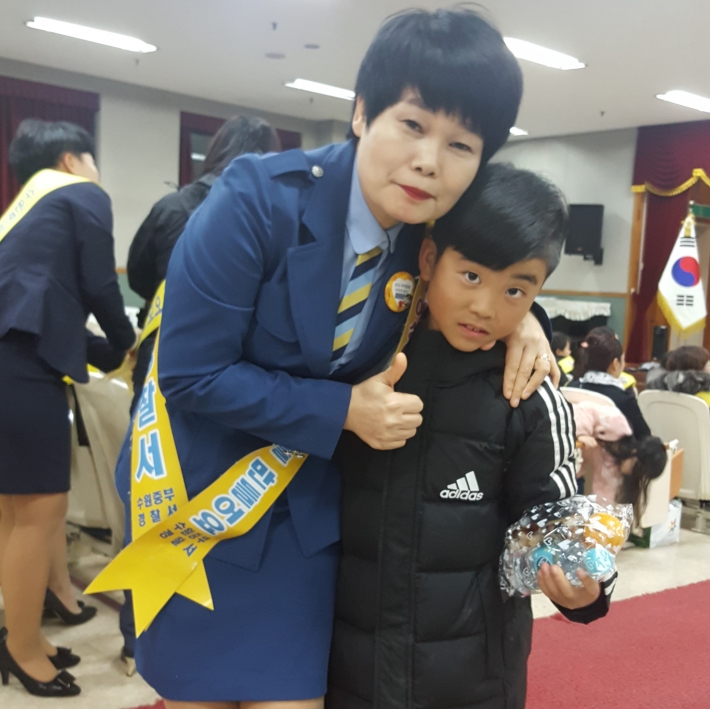 봉사자 자녀와 함께 한 김정애 연합단장