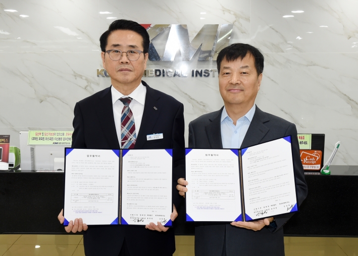 신화균 수원시복지여성국장(오른쪽)과 김상묵 재단법인 한국의학연구소 본부장이 협약을 체결하고 기념촬영을 하고 있다.