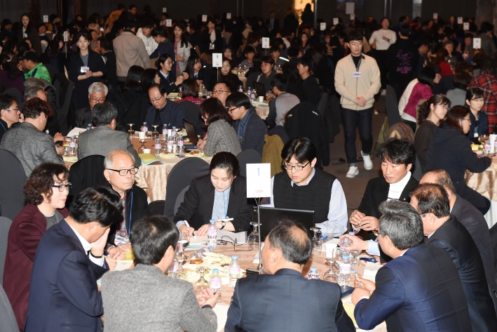 '수원시 남북교류협력을 위한 300인 원탁토론' 참가자들이 의견을 나누고 있다.    