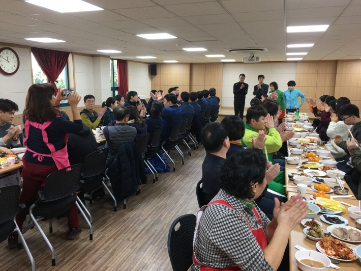 김장봉사자들과 여유로운 식사를 즐기다