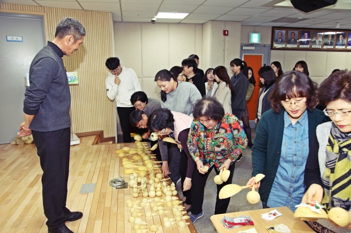 박 공예 작품을 만들기 위해 박을 고르고 있는 참가자들 