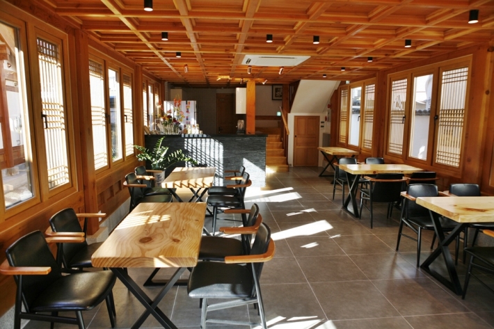 객실 맞은편에는 한옥카페가 이층으로 마련되어 있다. 이곳에서는 커피와 꽃차 등을 마실 수 있다