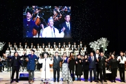 염태영 수원시장(오른쪽 5번째)와 출연진 등이 수원SK아트리움에서 열린 추모공연에서 손을 잡고 노래를 부르고 있다. 
