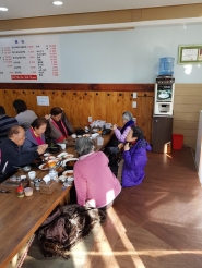 노인들이 국밥을 먹으며 담소를 나누고 있다.