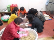 새마을부녀회원들이 소고기 장조림을 만들고 있다.