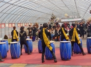 장안구청 앞 시간터널에서 송죽동 난타동아리가 길거리 버스킹 공연을 하고 있다. 