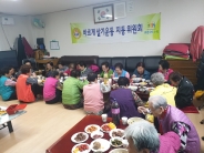 지동 동문경로당에서 노인들이 점심 식사를 하고 있다. 