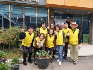송죽동 마을정원 봄꽃 식재 후 참여자들 