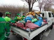 트럭에 무단투기된 쓰레기들이 가득 쌓여있다.