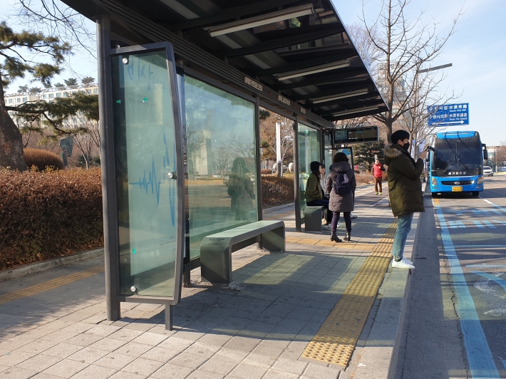 버스정류장이 편리함과 편안함이 포함되어 도시의 얼굴로 자리 잡고 있다. 