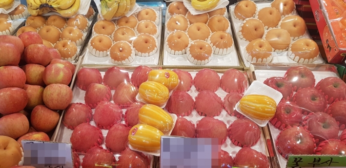과일은 지난해보다 오른 가격에 판매되고 있다. 배 8개들이 한 상자 5만원 선