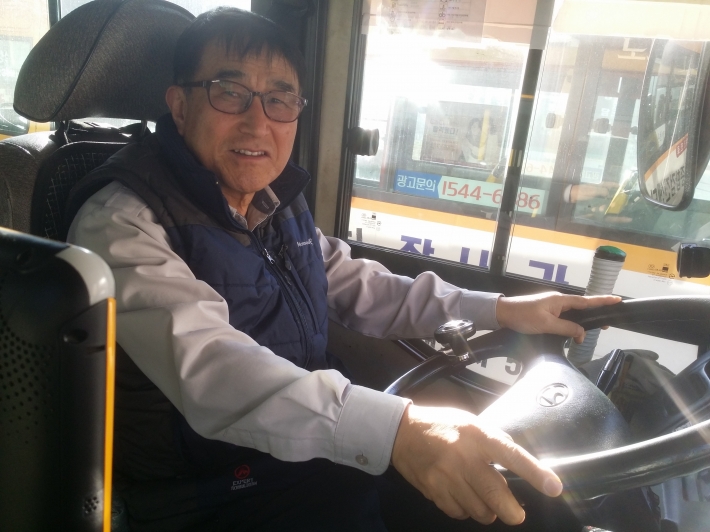 성균관대역에서 당수동까지 운행하는 25번 마을버스를 운전중인 김성용 기사.