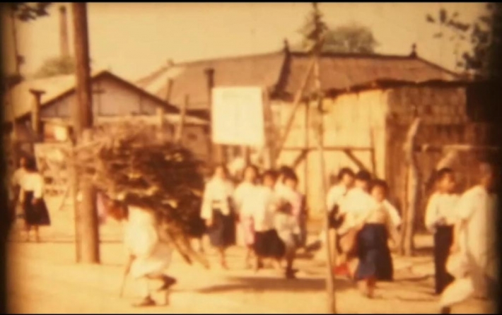 1950년대 초 수원의 거리 모습, 지게와 흰 저고리에 검정 치마를 입은 소녀들. / 사진, 동영상 캡쳐