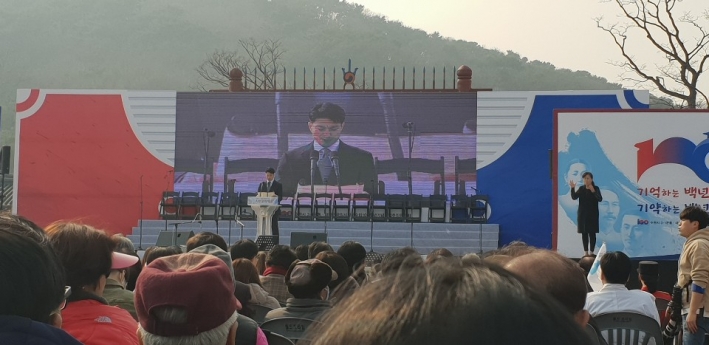 독립운동가 김노적 선생님의 후손인 김현권씨가 독립선언서를 낭독하고 있다. 