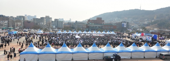 행궁광장에 모인 만세운동 참여자들은 5천여 명에 달했다