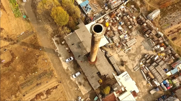 서백작이라는 닉네임으로 활동하는 시민크리에이터의 영상 '영신연와' 중 한장면, 고색동의 한 가운데 높이 솟은 굴뚝의 모습이 보인다.