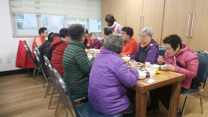 권선1동행정복지센터 별관에서 어르신들이 맛있게 식사하시고 있는 모습