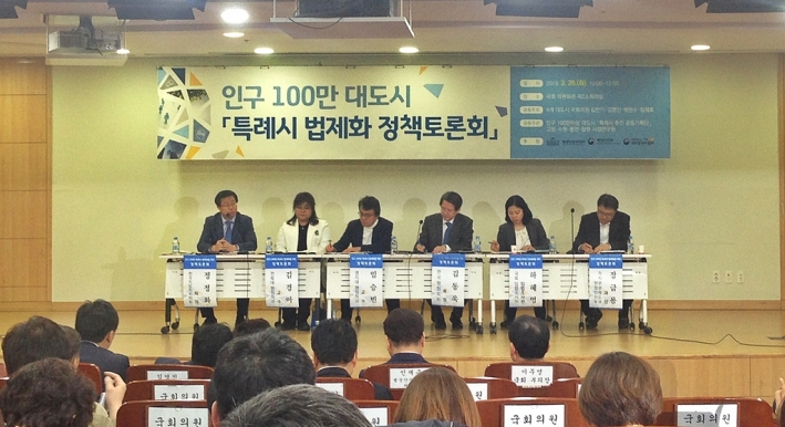 특례시의 방향을 짚는 상호토론이 열렸다. 정정화 한국지방자치학회장 외 5명이 참석했다. 