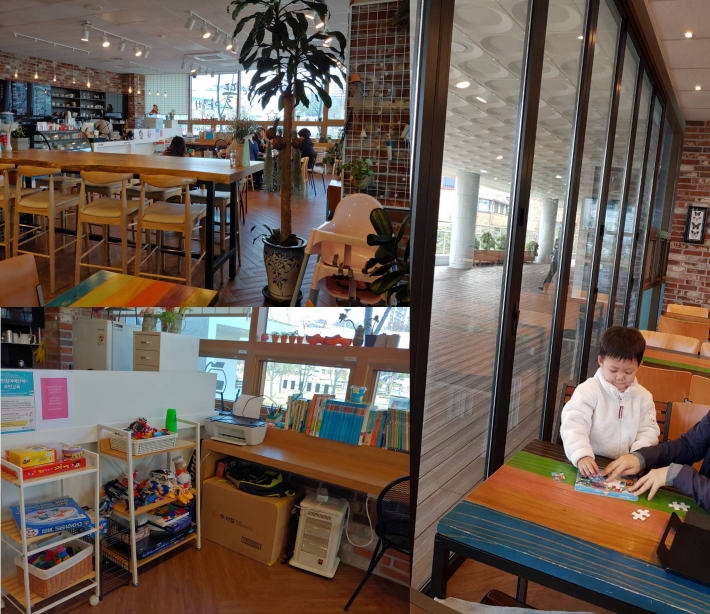 창룡도서관에 있는 카페 <뜰아래>는 보드게임, 장난감이 많아 아이들과 편안한 시간을 보낼 수 있다.