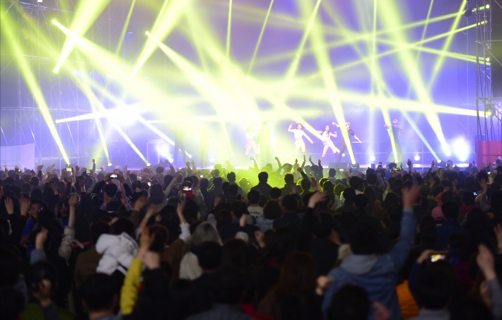 월드스타 싸이의 공연에 즐거워 하는 시민들 (사진출처, 수원포토뱅크 김기수)