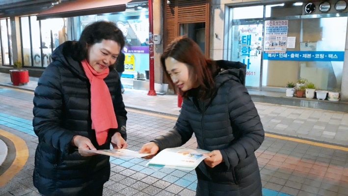 청소년 유해물건 판매금지 홍보물을 시민에게 배부하고 있다.