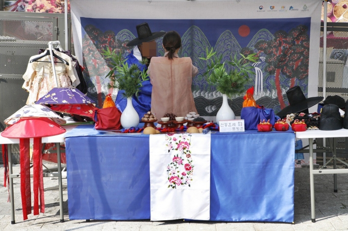 중국노인관광단 수원남문시장 방문 시 체험행사로 열리는 전통혼례체험