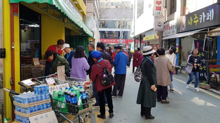 남문시장을 다니며 물건을 구입하고 있는 중국노인관광단
