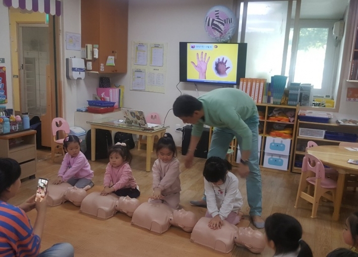 어린이들이 심폐소생술을 체험하고 있다.