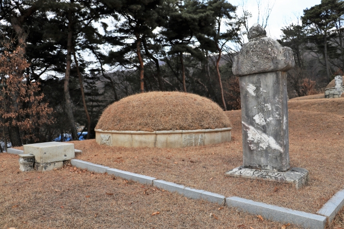 이고의 묘역은 수원시 향토유적 제22호로 지정돼 있으며, 장안구 하광교동에 위치해 있다. 