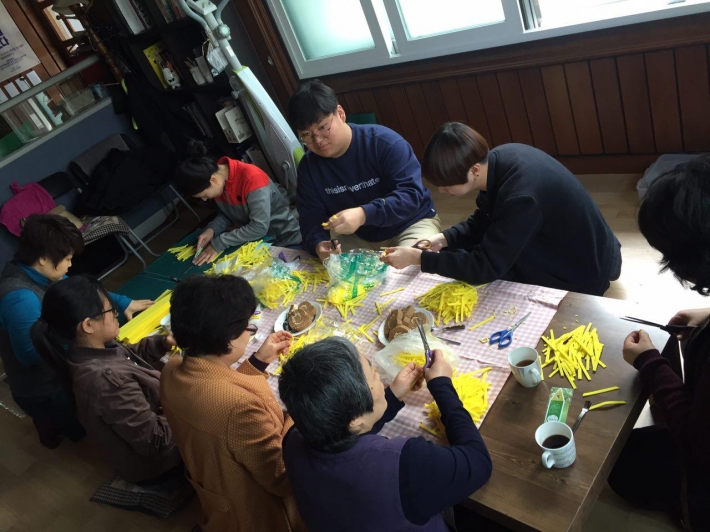 수원여성회에서는 매주 목요일 '노란 리본 공작소'를 열고 리본을 만들고 있다.