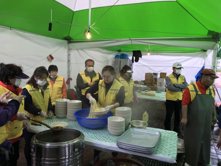 자원봉사자들이 이재민들에게 제공할 음식을 준비하고 있다
