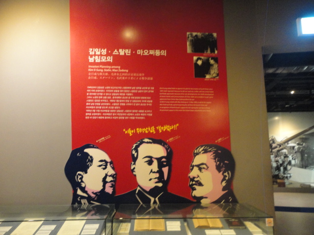 김일성(중앙)스탈린(우) 모택동(좌)의 남침 모의로6.25 전쟁을 일으켰다.