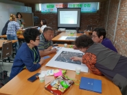 영화동 마을계획실천단 2차 주민워크숍 개최 모습, 지도를 보고 영화동의 랜드마크를 확인하고 있다.