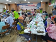 매탄2동 초복맞이 사랑의 복달임 행사에서 노인들이 식사하고 있다.