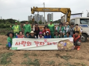  입북동 단체원들과 함께  '사랑의 감자' 300kg을 수확했다. 참여자 기념촬영