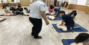 아동들이 한국보건복지인력개발원 경인교육센터 직원의 지도 아래 심폐소생술을 실습하고 있다.