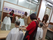 정자2동주민자치위원회 미용봉사자들이 어르신들의 머리를 손질하고 있다. 