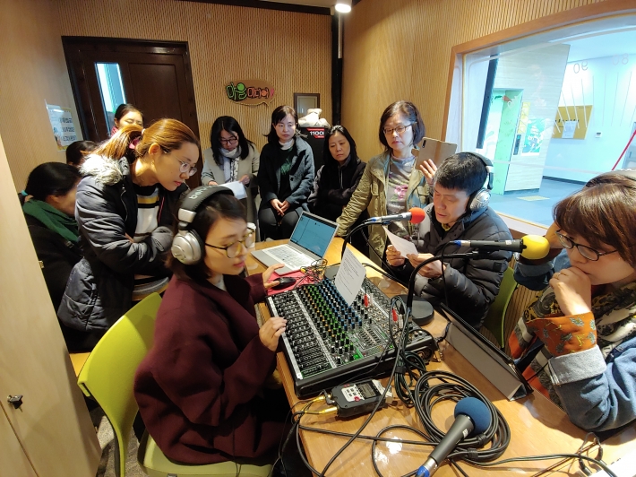 매여울스튜디오에서 참여자들이 방송 장비 실습을 하고 있다. 