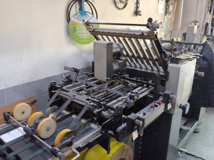 인쇄소에 있는 기계들은 긴 휴식 중이다. 