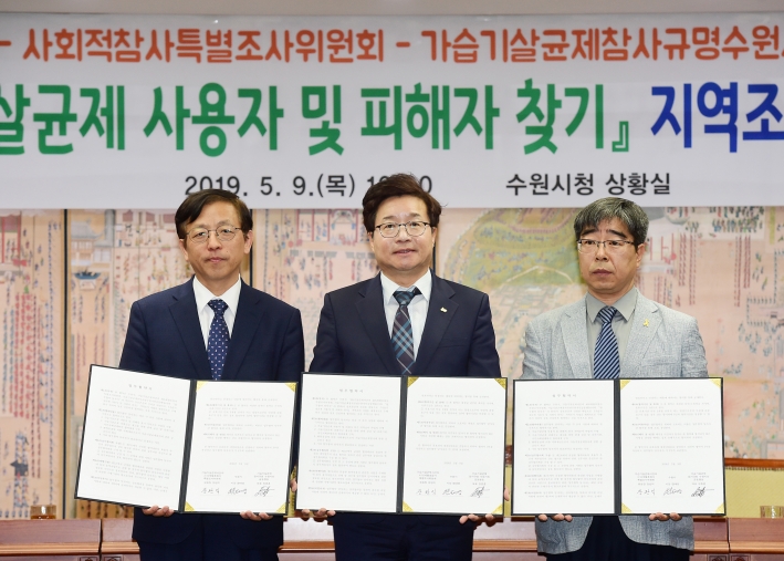 염태영 시장(가운데)과 장완익 위원장(염 시장 왼쪽), 정종훈 대표가 협약서에 서명한 후 함께하고 있다. 