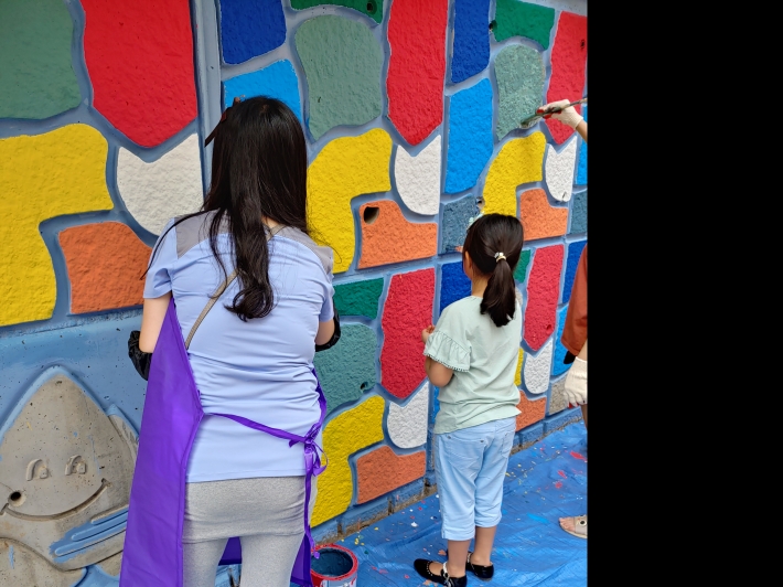 수원매화초 담장 벽화그리기를 돕는 어린이