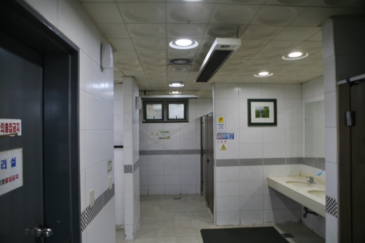 남자화장실과 입구에 있는 장애인용 화장실에도 에어컨이 설치되어 있지 않은 이용객들이 불편을 겪는다  